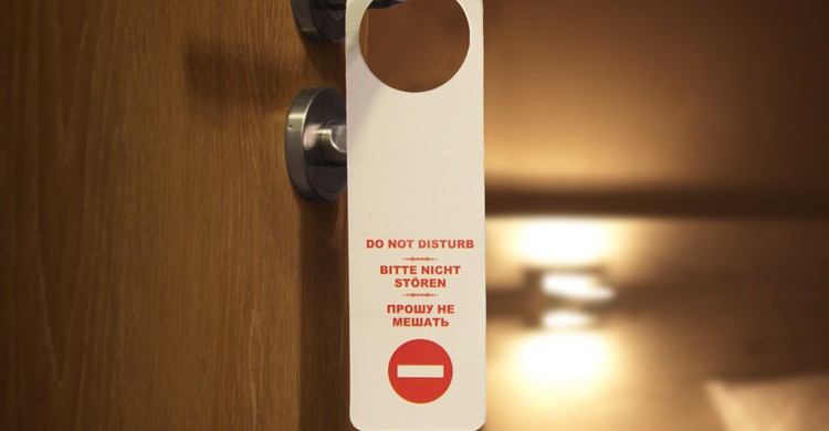 Indicativo típico de hotel de no molestar. michal_staniewski (iStock)