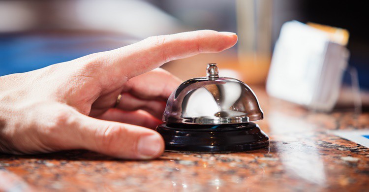 Cliente llamando en recepción. Maximkostenko (iStock)