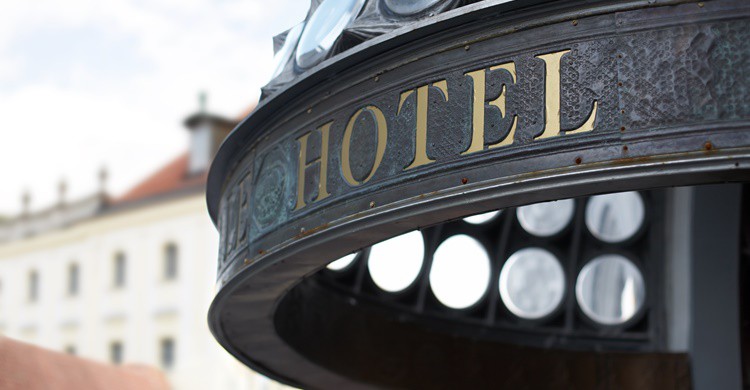 Entrada a un hotel. AdamG1975 (iStock)