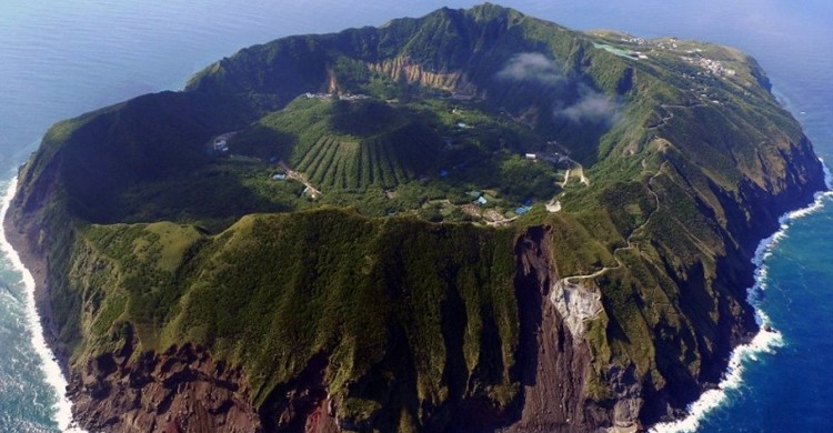 Imagen aérea del volcan japonés Aogashima