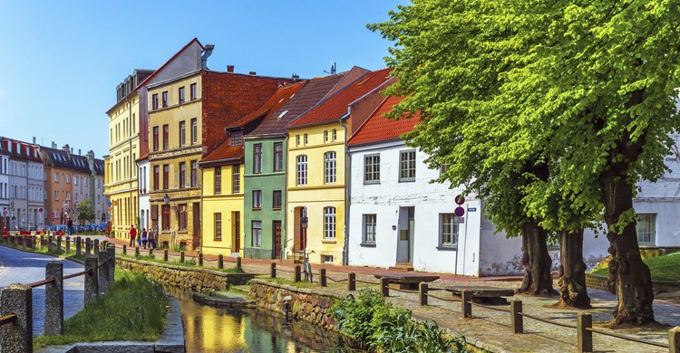 Por un canal de la ciudad antigua de Wismar