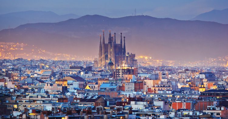 Barcelona, con su Sagrada Familia al fondo, al anochecer. 