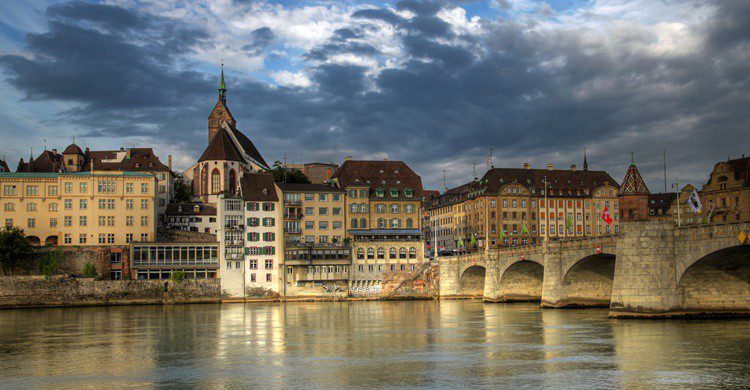 Basilea y su famoso puente sobre el Rhin. Repistu (iStock)