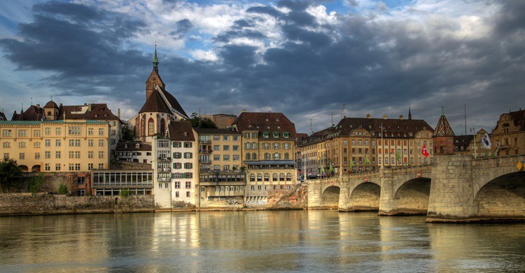 Basilea y su famoso puente sobre el Rhin. Repistu (iStock)