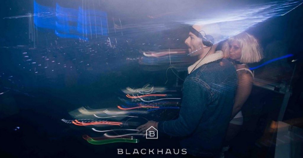 Instante de una fiesta en Blackhaus.