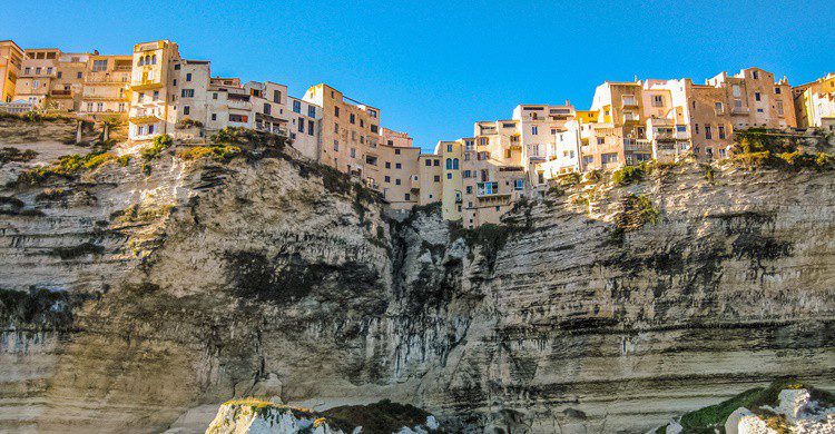 Casas típicas de Bonifacio, asomadas a su acantilado. Photogilio (iStock)