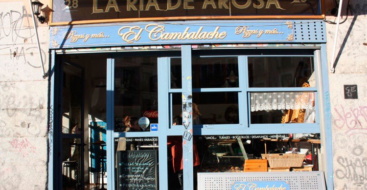 Fachada de El Cambalache, en Malasaña. (http://www.elcambalacheargentina.es/)
