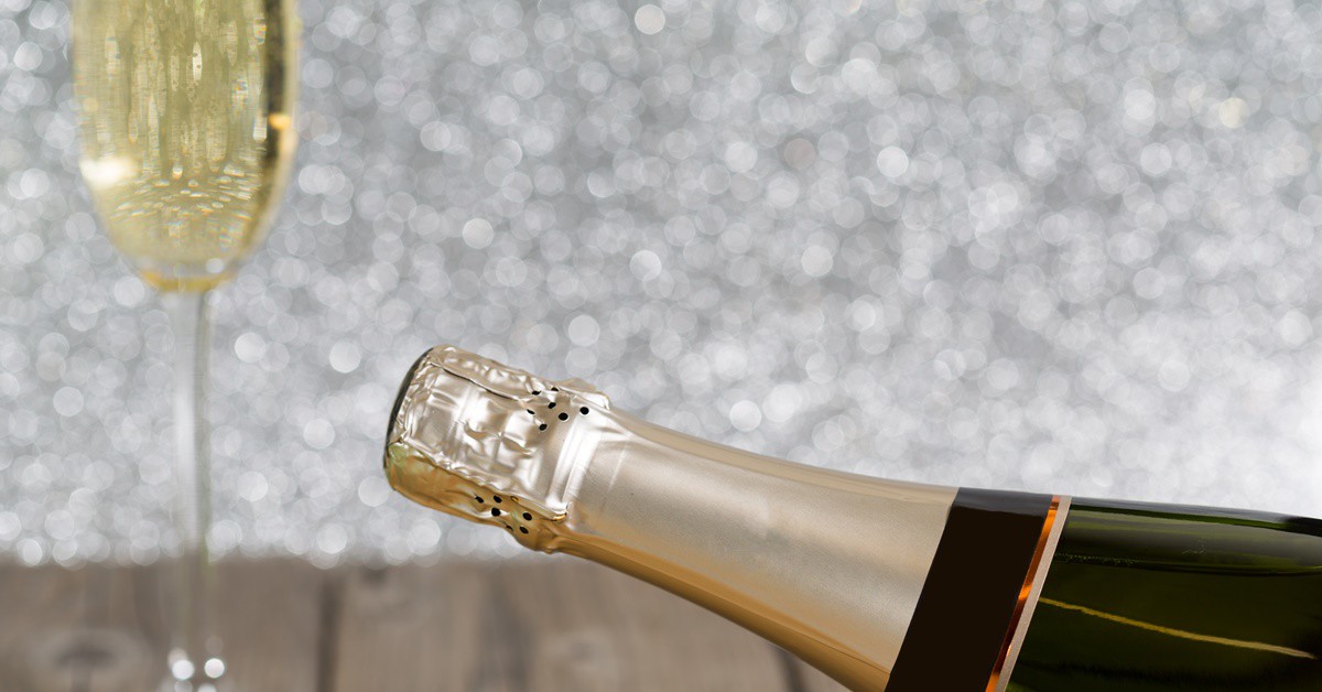 Imagen de una botella y copa de cava catalán.