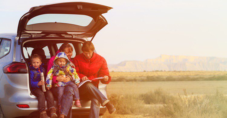 Familia haciendo un road trip con un coche adecuado para ellos. Nadezhda1906 (iStock)