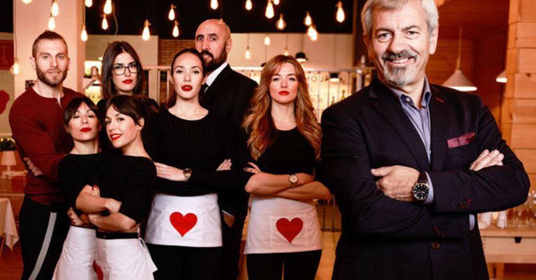 Carlos Sobera, presentador de First Dates, junto con el equipo de camareros.