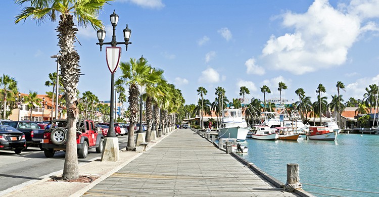 Vista general de un puerto en la isla de Aruba