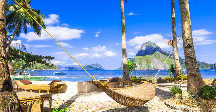 Una playa tropical con palmeras en Filipinas