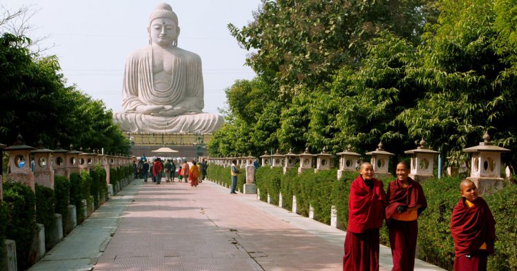 monjes budistas en verano