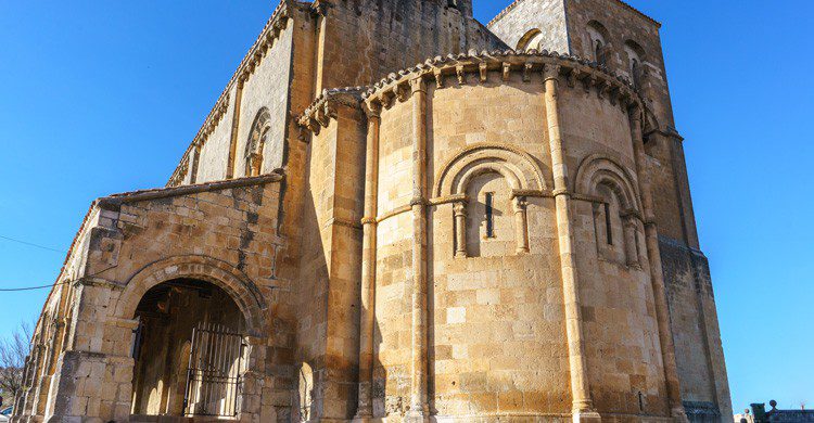 iglesia de San Salvador en verano