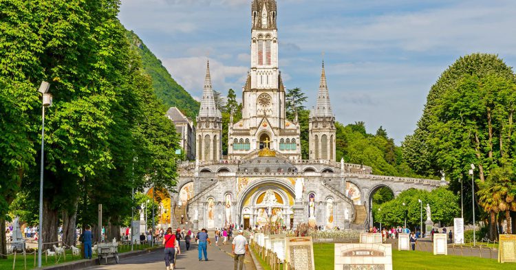 Basílica de Lourdes en primavera