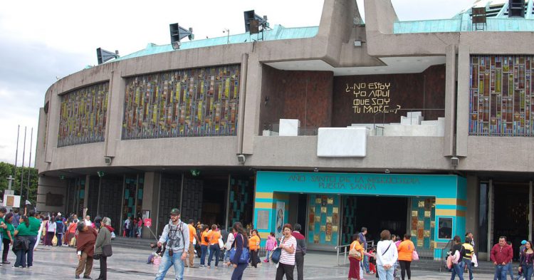 Entrada de la Basílica de Guadalupe en agosto