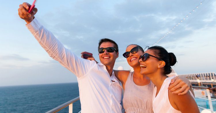 Pasajeros haciéndose un selfie en el crucero