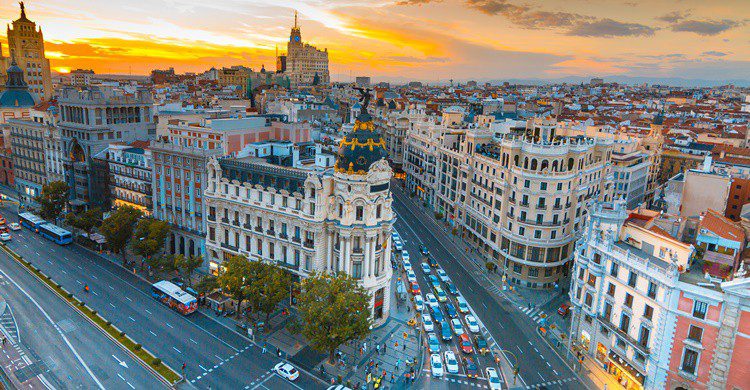 Imagen del icónico cruce de Gran Vía y Alcalá con el edificio Metrópolis. Nacroba (iStock)