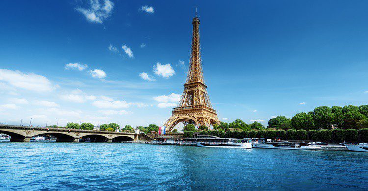 La Torre Eiffel y el río Sena, iconos de París. IakovKalinin (iStock)