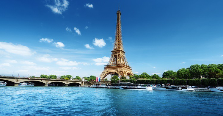 La Torre Eiffel y el río Sena, iconos de París. IakovKalinin (iStock)