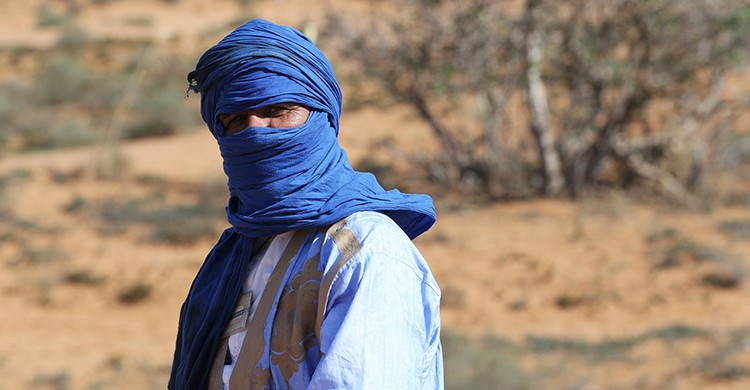Saharaui con turbante en el desierto del Sahara