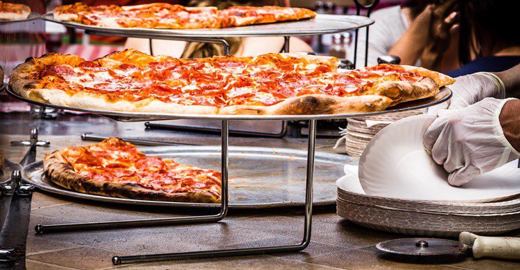 Típica pizzería de barrio italiano. DanHenson1 (iStock)