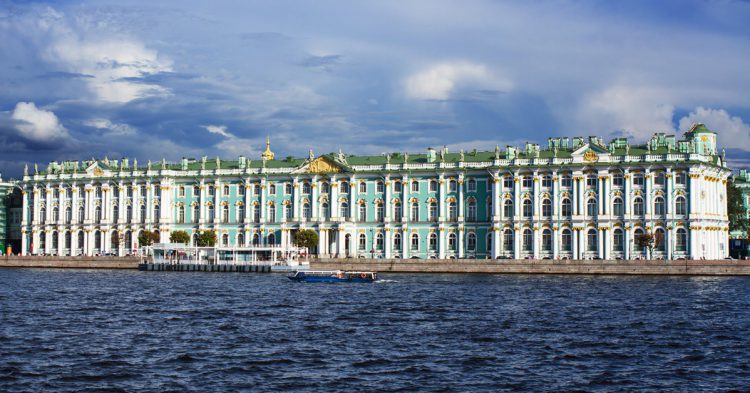 Vista del famoso Palacio de Invierto a orillas del río Neve, en San Pertersburgo. 