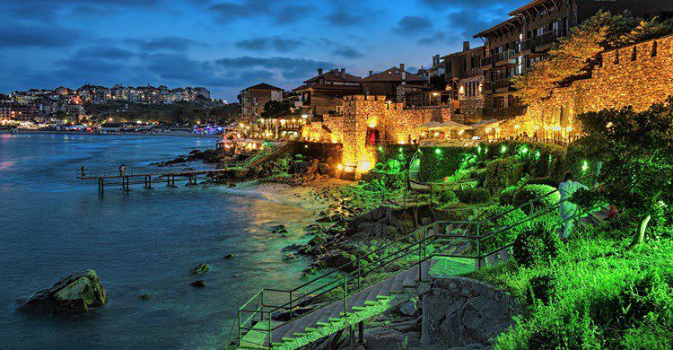 Vista nocturna de Sozopol. Klug-photo (iStock)
