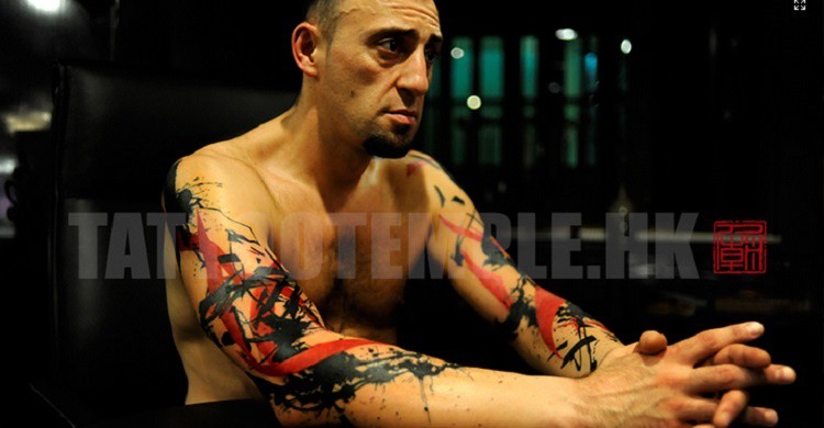 Cliente de The Tattoo Temple con tatuaje realizado con las técnicas propias del establecimiento. (http://tattootemple.hk/)