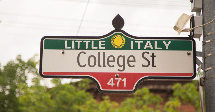 Señal de Little Italy en Toronto. Mikeinlondon (iStock)