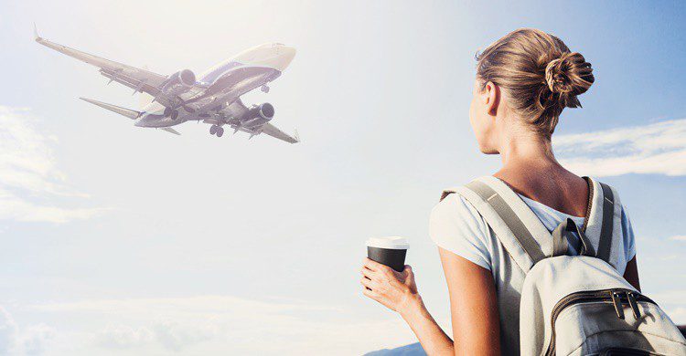 Una mujer con su mochila espera coger un avión. Poike (iStock)