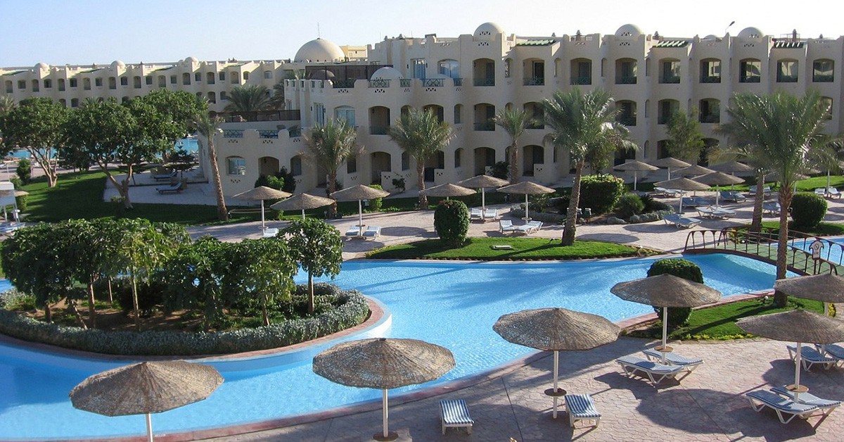 Vistas de un hotel con piscina en Egipto