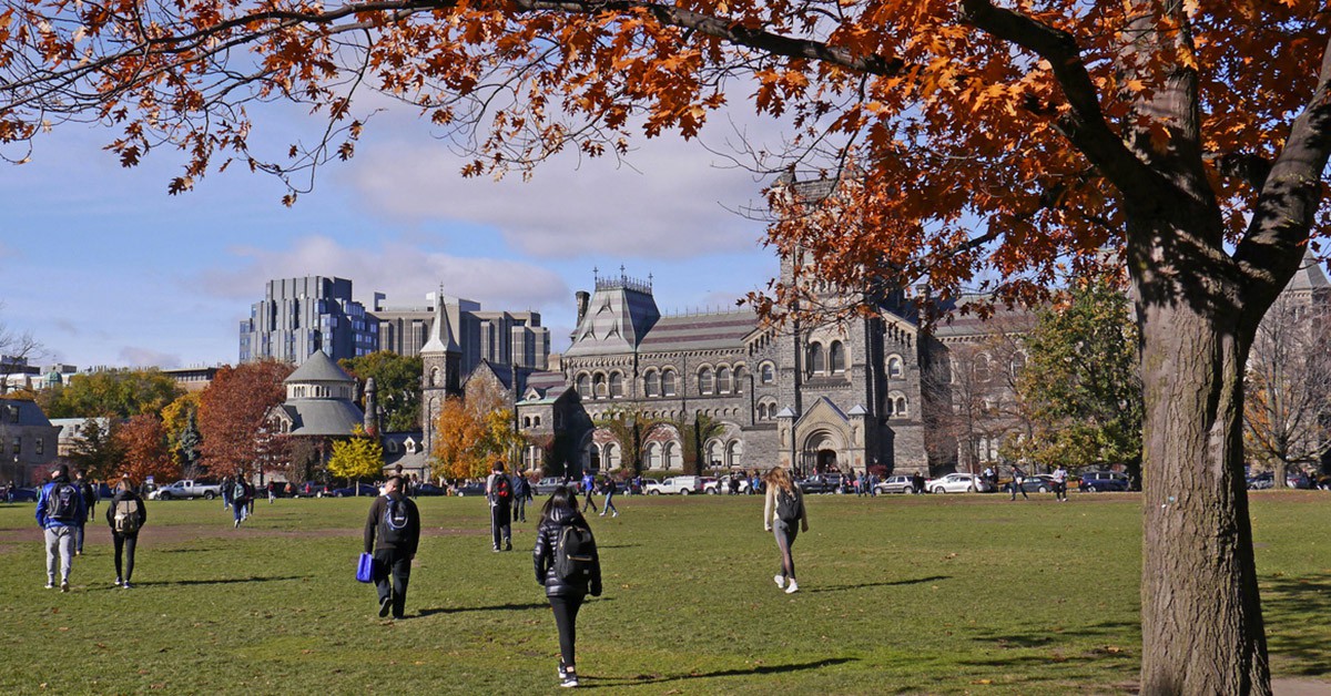 Personas caminan en un campus universitario en Canadá