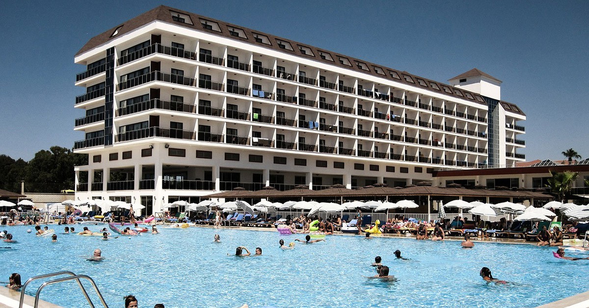 Vistas de un hotel con piscina en Turquía