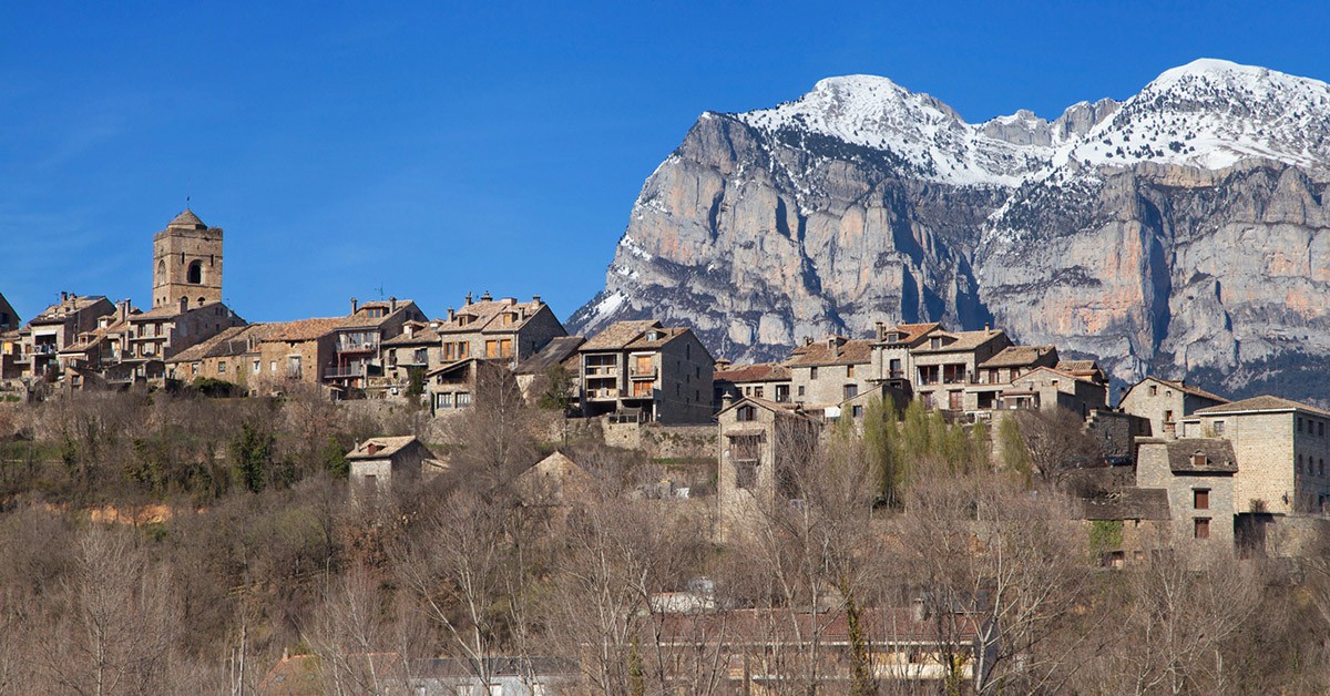 Vistas del pueblo medieval de Aínsa, Aragón