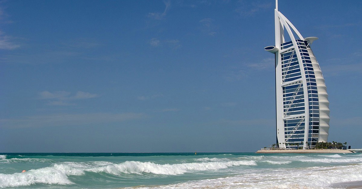 Silueta de un hotel futurista en Dubai, Emiratos Árabes 