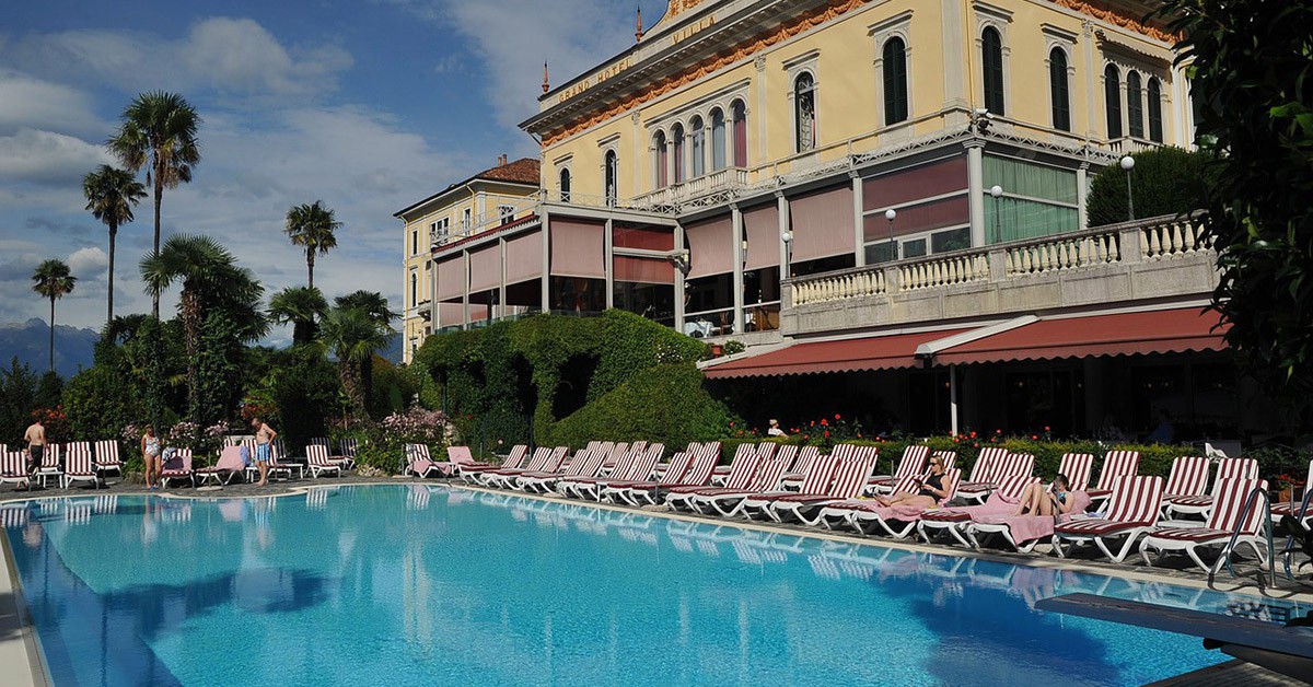 Vistas de un hotel con piscina en Italia