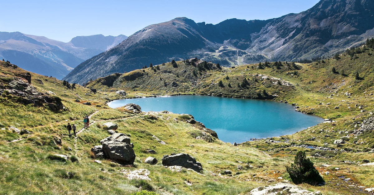 Vistas de un lago en los Pirineos