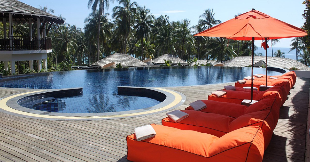 Vistas de un hotel con piscina en Tailandia