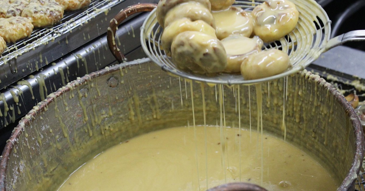 El baño de las rosquillas listas (Antigua Pastelería del Pozo, Facebook)