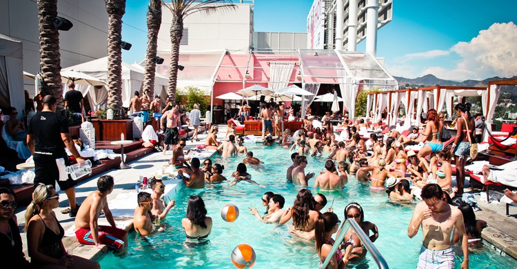 Fiesta en la piscina (CPX Interactive End of Summer Pool Party, Flickr)