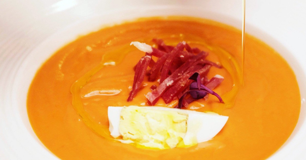 Salmorejo cordobés con huevo, jamón ibérico y aceite 