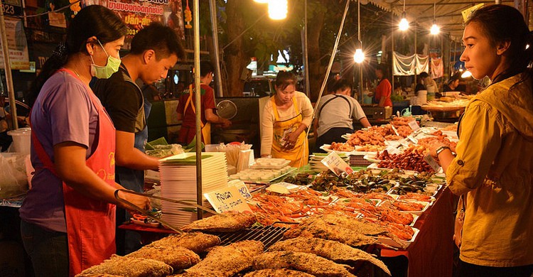 Mercado nocturno en Chiang Mai (paularps, Foter)