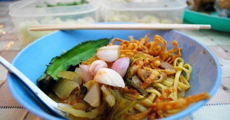 Khao Soi con pollo en el mercado nocturno de Kad Suan Kaew (avlxyz, Foter)