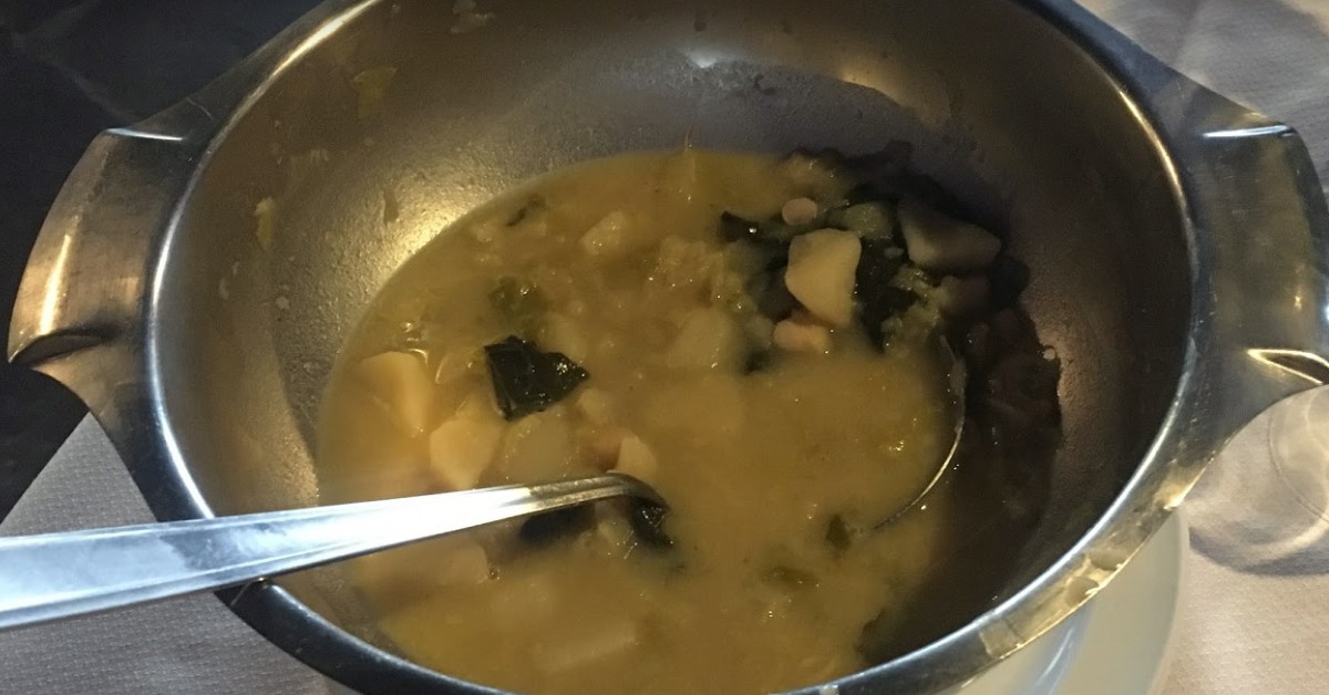 Caldo a medio servir en restaurante Galicia