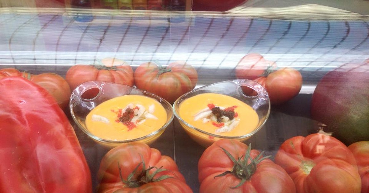 Salmorejos en el expositor de Taberna Laredo