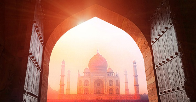 Vistas del Taj Mahal desde un portal al atardecer