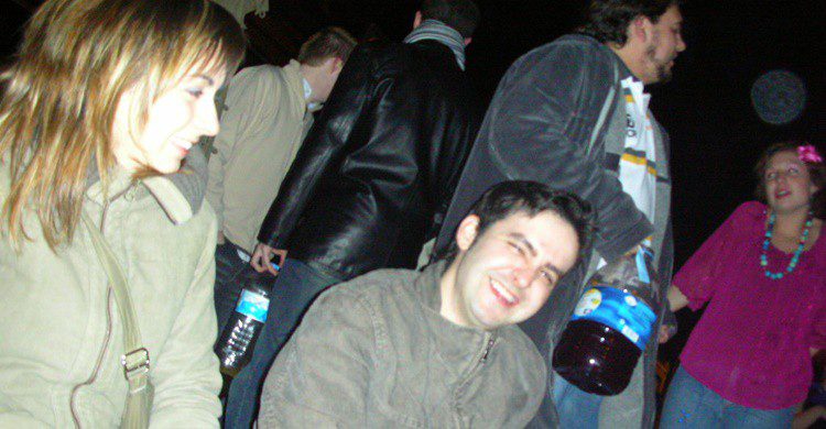 Jóvenes haciendo botellón en unas fiestas. Iagof (iStock)