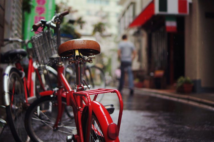Bici aparcada en una calle de la ciudad (Pixabay)
