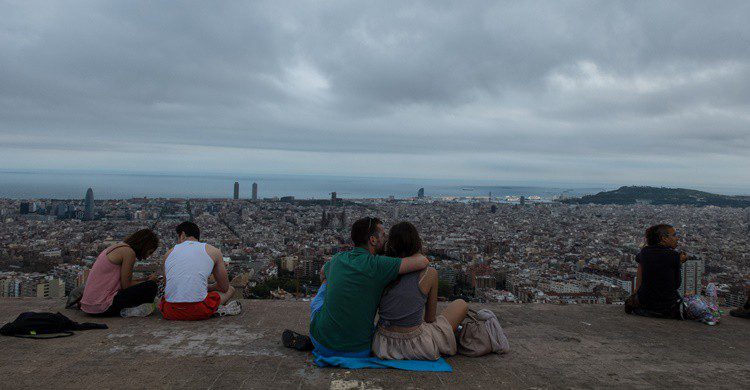 Barceloneses encima del búnker del Carmel, con sus espectaculares vistas. Boyko Blagoev (iStock)
